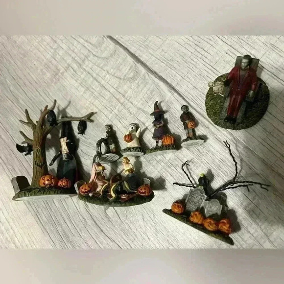 Hawthorne Village The Munsters Halloween Figures Trick Or Treatin’ 9 Figurines - Picture 1 of 12